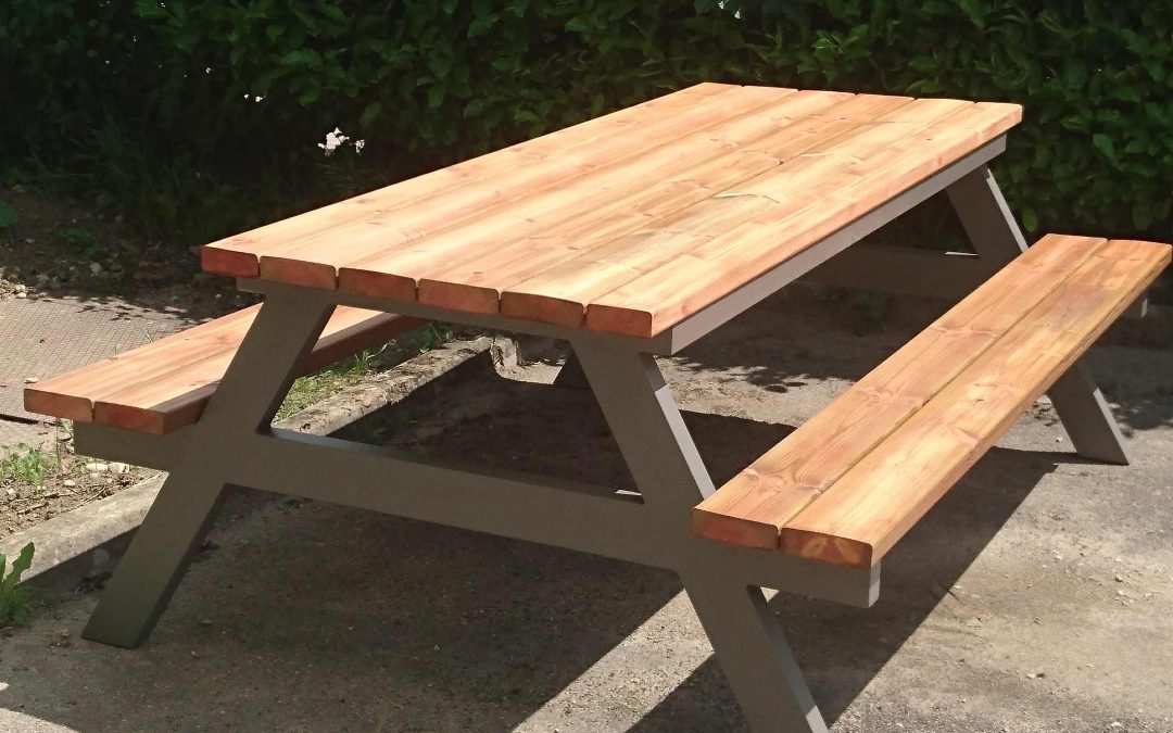 Mobilier extérieur : table pique nique métal et bois