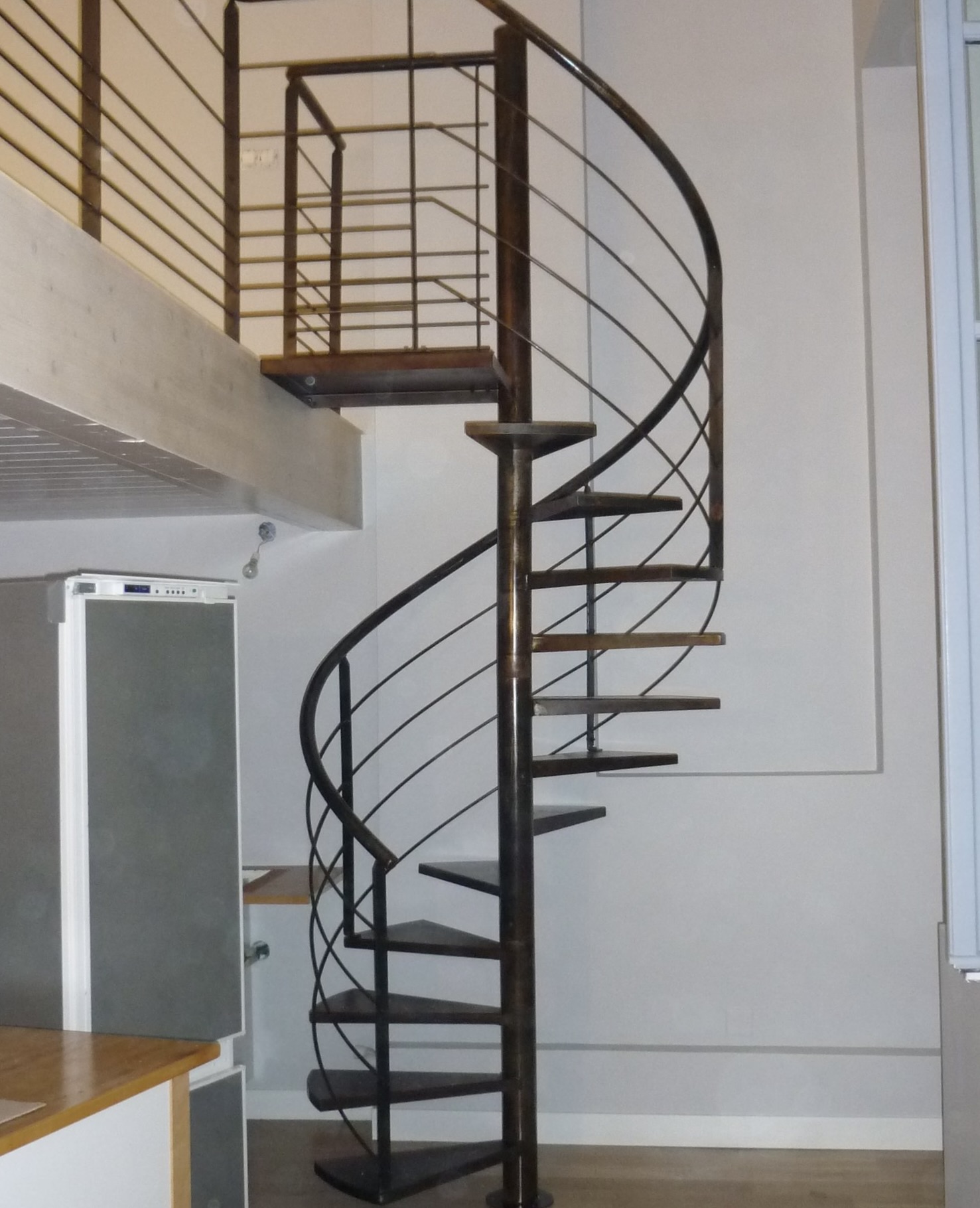 Escalier hélicoïdal pour circulation verticale pratique, alliant style et robustesse.