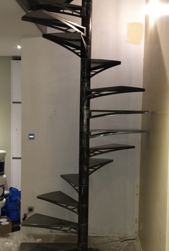 Escalier hélicoïdal pour circulation verticale pratique, alliant style et robustesse.