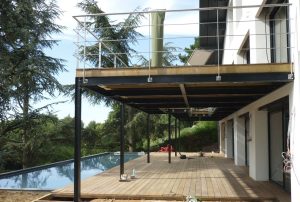 Plateforme terrasse contemporaine pour extérieur, combinant confort et design élégant.