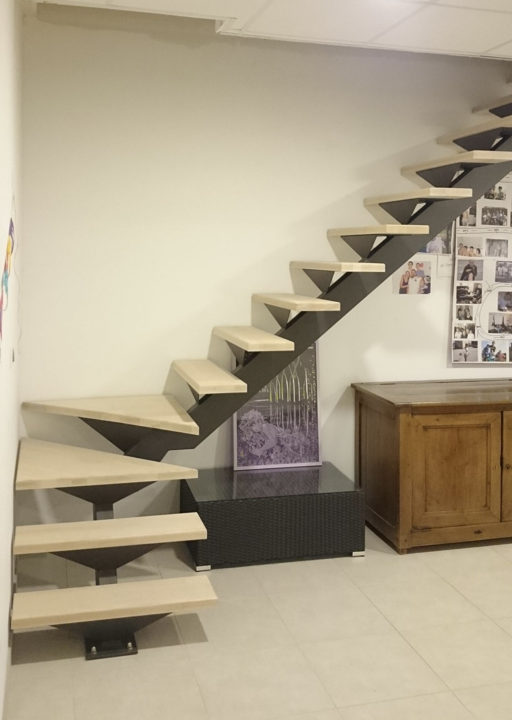 Escalier à marches tournantes pour gain de place et circulation fluide dans les espaces restreints.