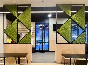 Claustra avec décorations végétales