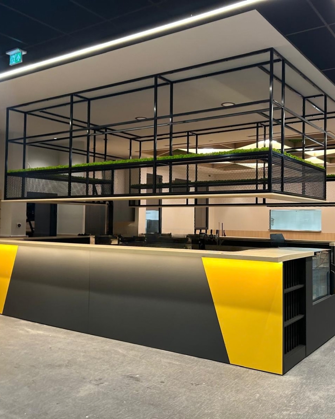 éléments métalliques sur-mesure d'un ciel de barres suspendues