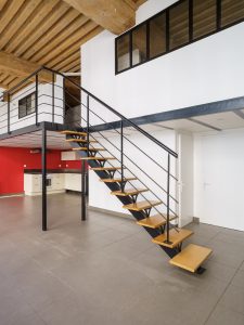 Limon central pour une mezzanine