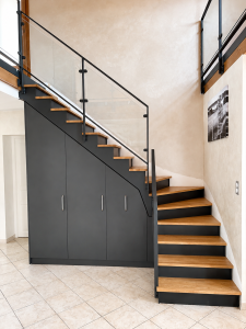Escalier tournant et garde-corps en verre