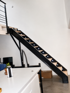 Escalier échelle de meunier sur mesure pour optimiser l’espace d’un studio