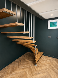 Escalier suspendu en acier sur mesure dans un appartement