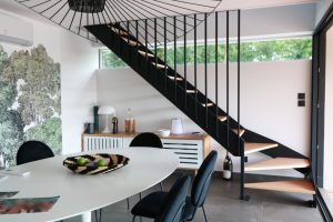 Escalier à double limon noir avec garde-corps design sur mesure