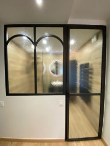 Porte battante pour une salle de bain