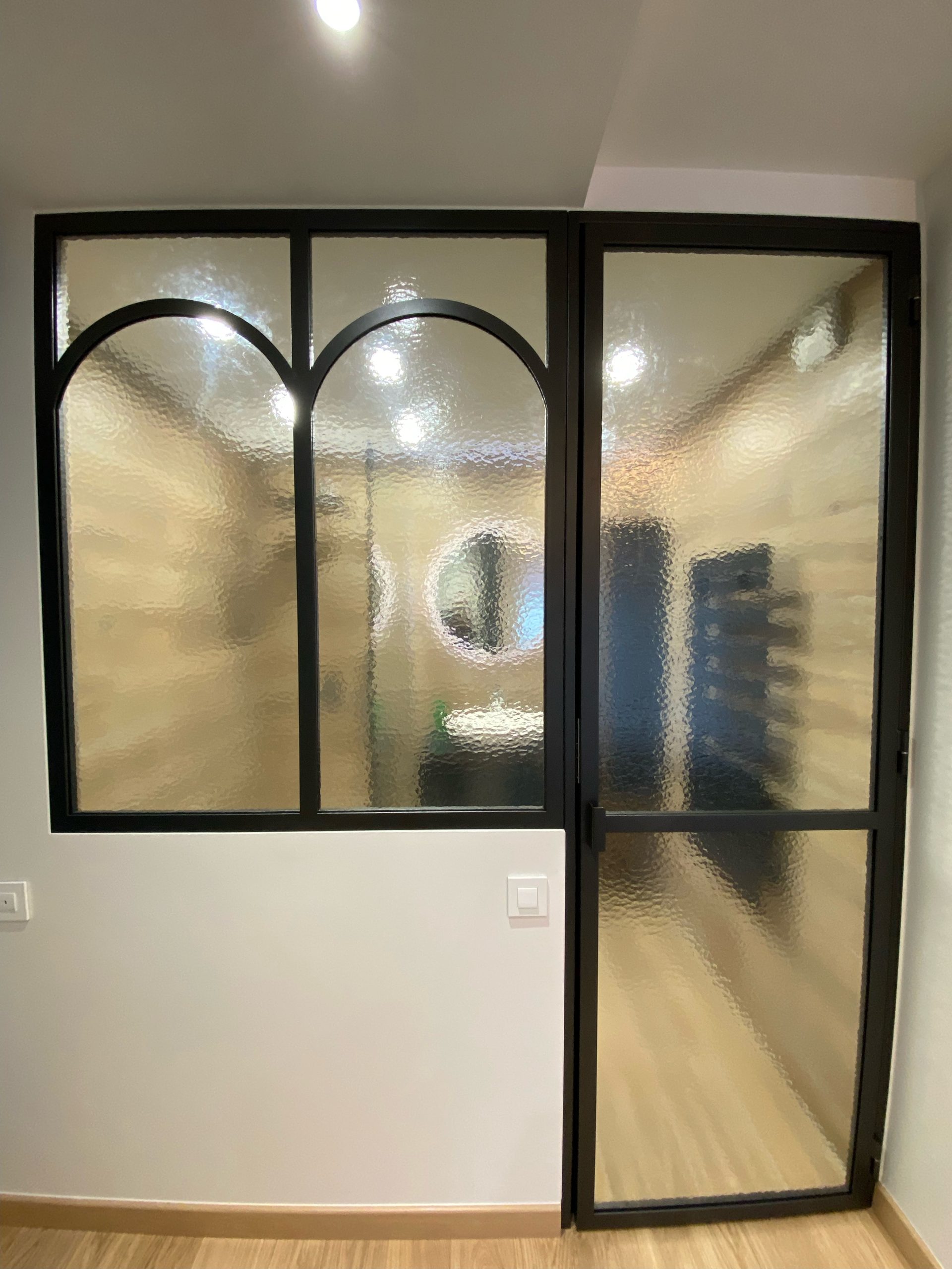 Porte battante pour une salle de bain