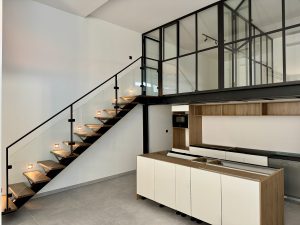 Mezzanine accompagnée de son escalier