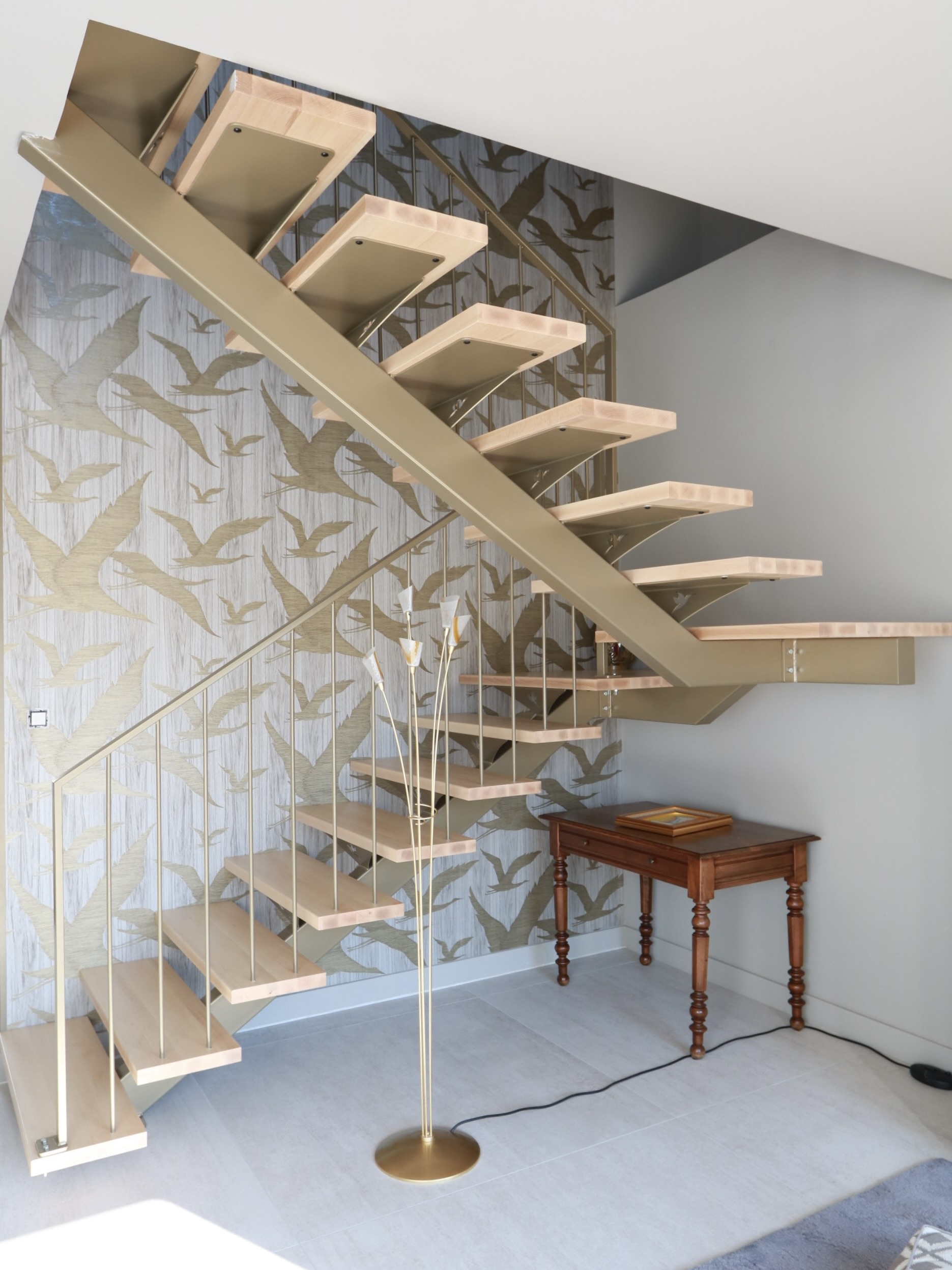 escalier limon central dans un salon