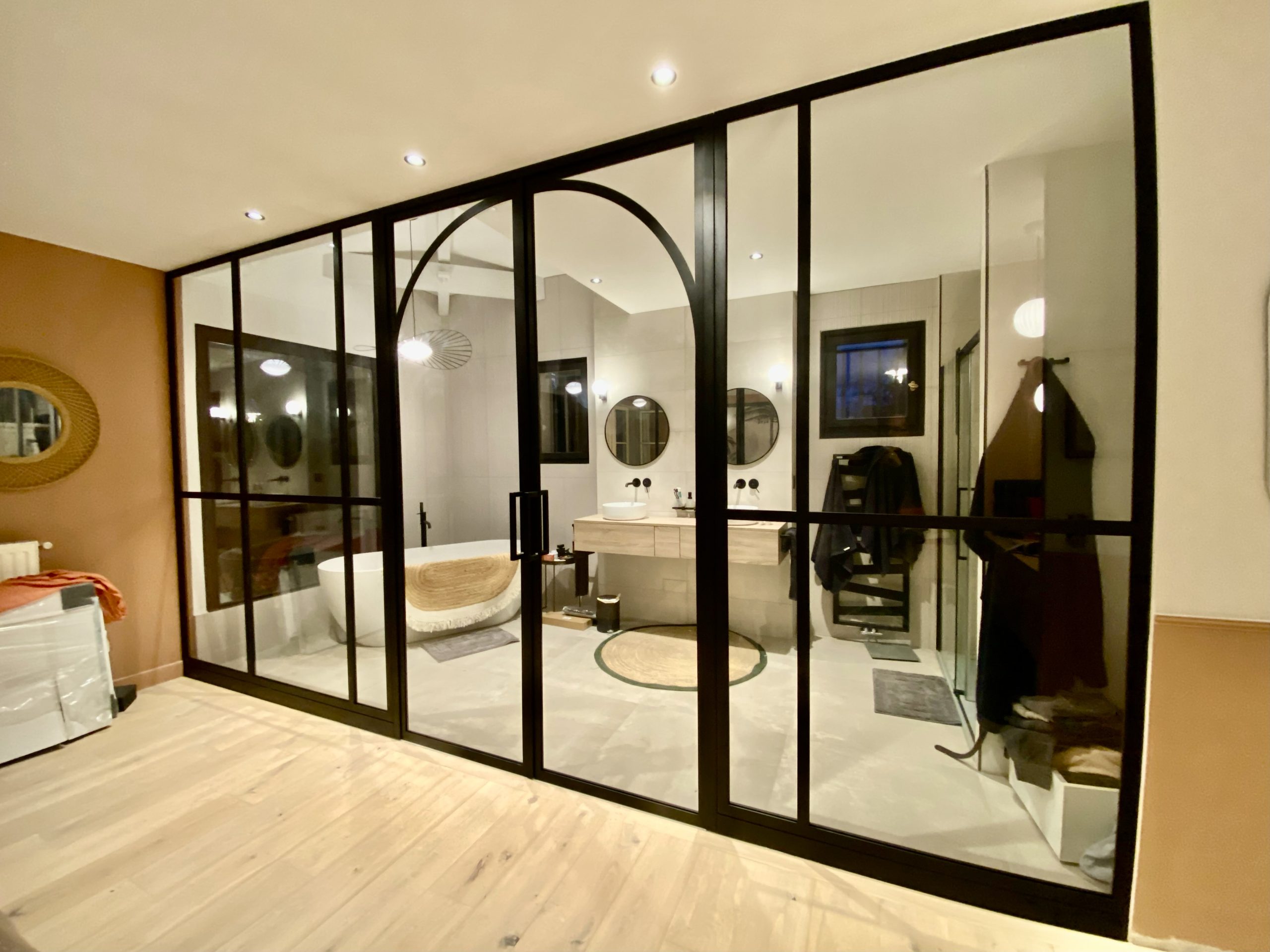 porte battante d'une chambre et salle de bain